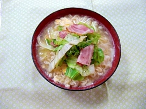 キャベツ炒めのせ即席ラーメン